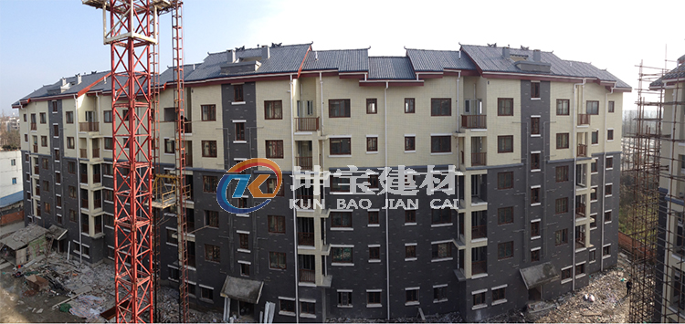 安置小區(qū)大樓安裝樹脂瓦時(shí)的照片